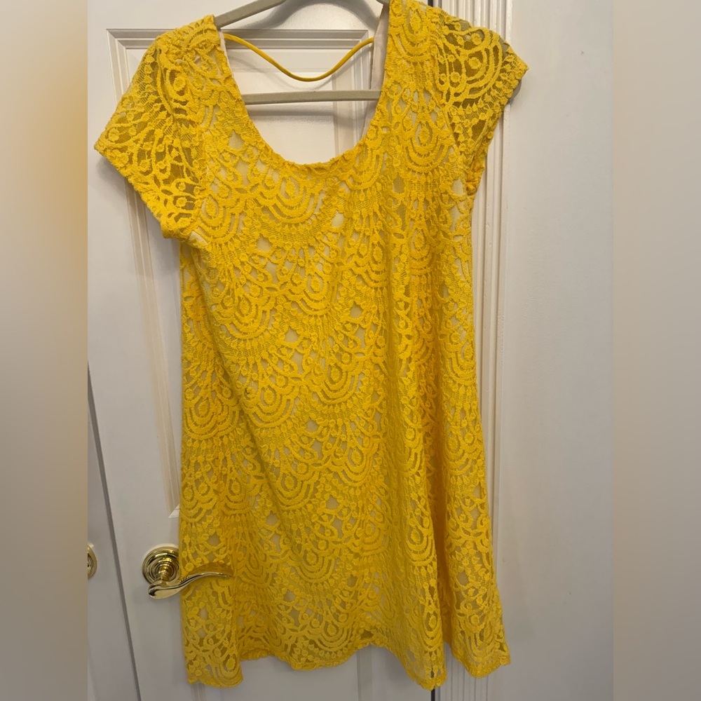Socialite size medium. Yellow lace